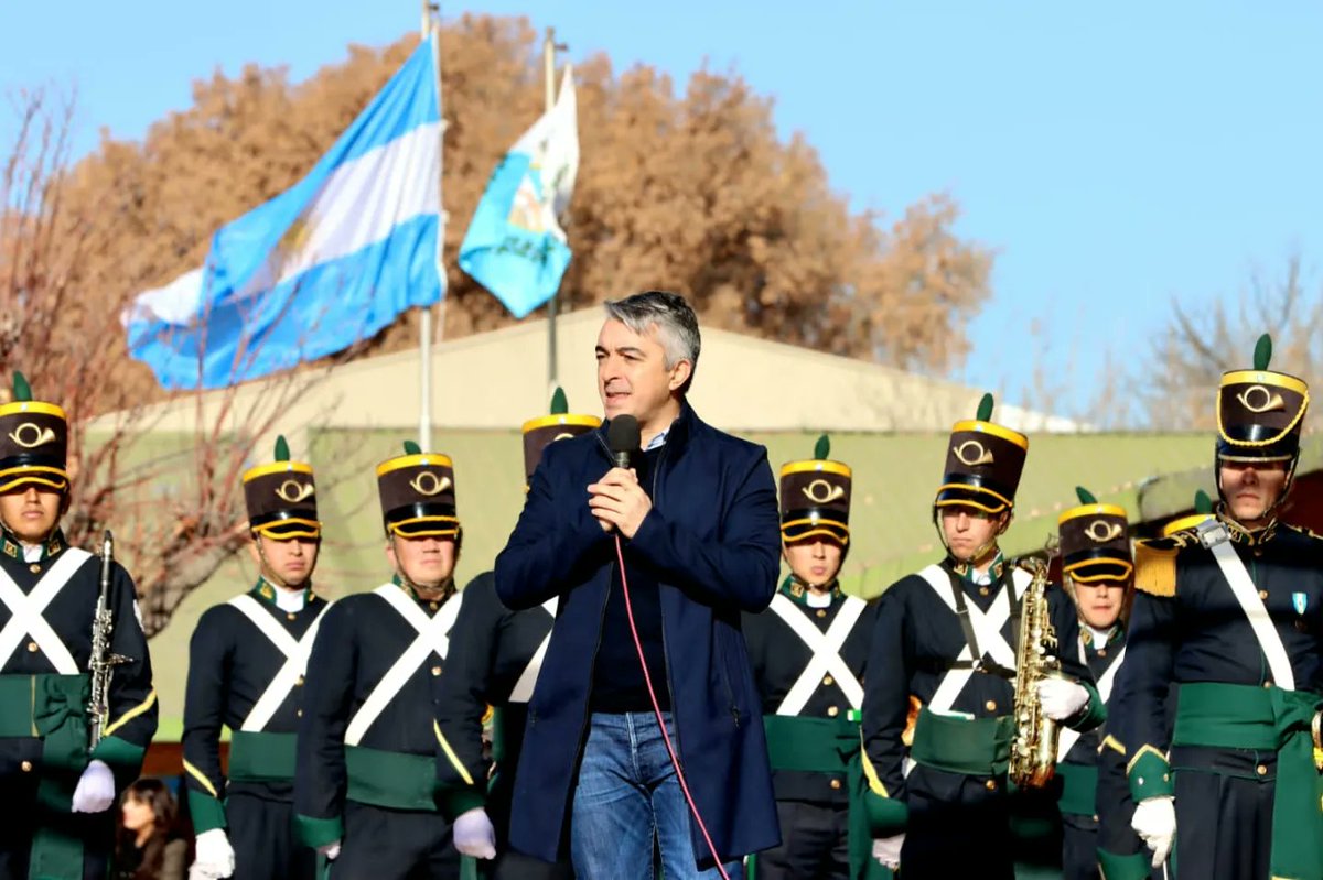 Promesa a la bandera 🇦🇷.

Participando de uno de los Actos más lindos que hay, la Promesa a la Bandera por parte de los chicos de 4to grado. 

Hilo 👇