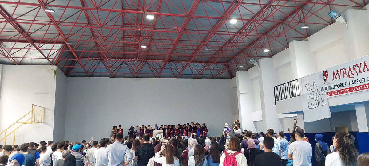 Bir eğitim ve öğretim yılının daha sonuna geldik . Okulumuzda mezuniyet töreni ve karne heyecanı yaşandı.  Okulumuz ilk mezunlarını bu yıl verdi. Mezun olan öğrencilerimize üniversite sınavlarında ve bundan sonraki hayatlarında başarılar dileriz.