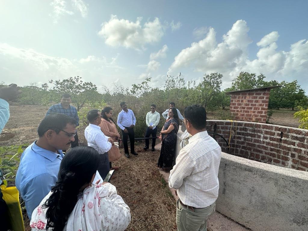 श्रीम.आरती सिंग परिहार,संचालक,अणूऊर्जा,भारत सरकार यांनी जलशक्ती अभियानांतर्गत झालेल्या कामांची प्रत्यक्ष भेट देऊन पाहणी सुध्दा केली.