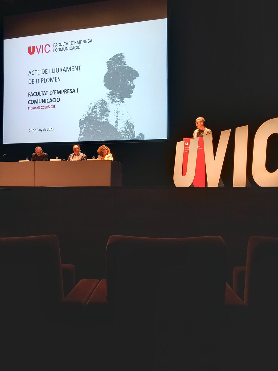Facultat d'Empresa i Comunicació de la UVic (@uvic_fec) on Twitter photo El padrí de la promoció <a href="/luisdeval/">Luis de Val</a> explica la seva història i la de @YouPlanet_es: "No tingueu por a equivocar-vos" El padrí de la promoció <a href="/luisdeval/">Luis de Val</a> explica la seva història i la de @YouPlanet_es: "No tingueu por a equivocar-vos"