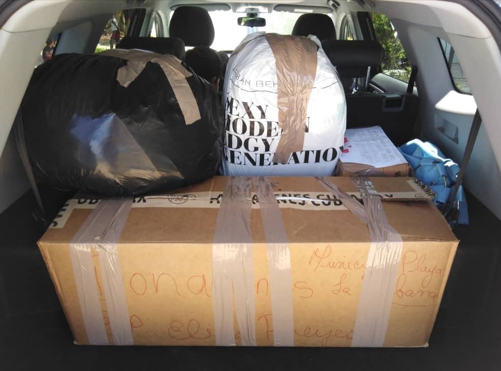 Pioneros de la Escuela Primaria 'Eliseo Reyes', del reparto Náutico, llevaron a los #CDRCuba las donaciones de ese centro para las provincias afectadas. #FuerzaCuba #Cuba #SomosDelBarrio