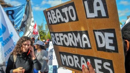 ManeLezamaHid's tweet photo. Rechazamos enfáticamente las modificaciones a la Constitución de la Pcia de JuJuy.En medio de masivas movilizaciones populares en contra, JxC de G Morales acompañado x la totalidad del Peronismo modificaron la carta magna.Con esto pretenden no sólo criminalizar la protesta social https://t.co/QEExrjaAm1