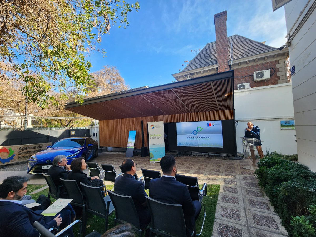 Cuatro empresas -<a href="/SomosSacyr/">Sacyr</a>, <a href="/CerveceriaKross/">Cerveceria Kross</a>, SunRoof y Caimi SAC,  acompañadas de las consultoras <a href="/RODAEnergia/">RODA Energía</a> - <a href="/Abastible/">Abastible</a>, la <a href="/ucscconcepcion/">UCSC Concepción</a> y Bluecome, iniciaron su participación en la #AceleradoraH2V 2023 de la #AgenciaSE y el <a href="/MinEnergia/">Ministerio de Energía</a>