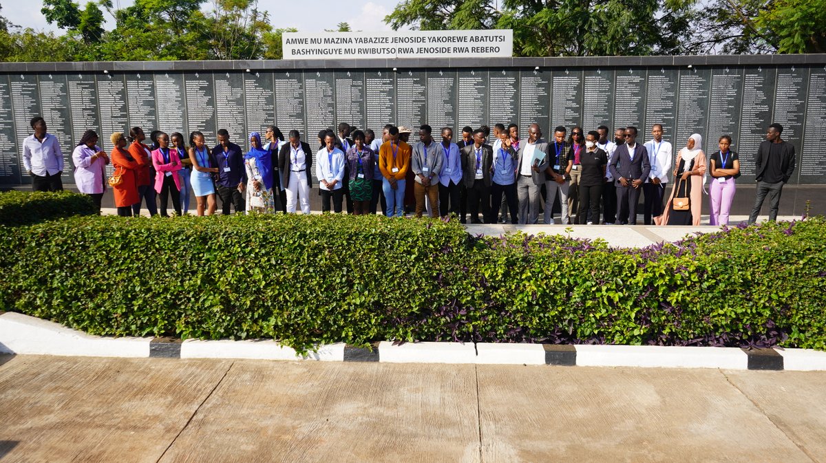 NFPO_Rwanda's tweet photo. Kuri iki gicamunsi, urubyiruko rwiga mu Ishuri ry'Ihuriro ryigisha Politiki n'imiyoborere #YPLA hamwe n'abanyeshuri bo muri #UR bakoze 'stage' mu Ihuriro, basuye Urwibutso rwa Jenoside rwa Rebero,ahashyinguye bamwe mu banyapolitiki b'ishwe muri Jenoside yakorewe Abatutsi mu 1994 https://t.co/XRO5pxDp1p