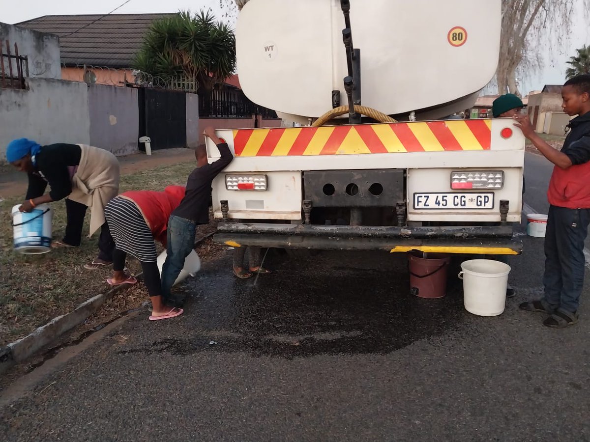 JHBWater's tweet photo. #JoburgUpdates #Turfontein
Water tanker at Stanton and Moffetti, Turfontein. https://t.co/3eAAzVW4gq