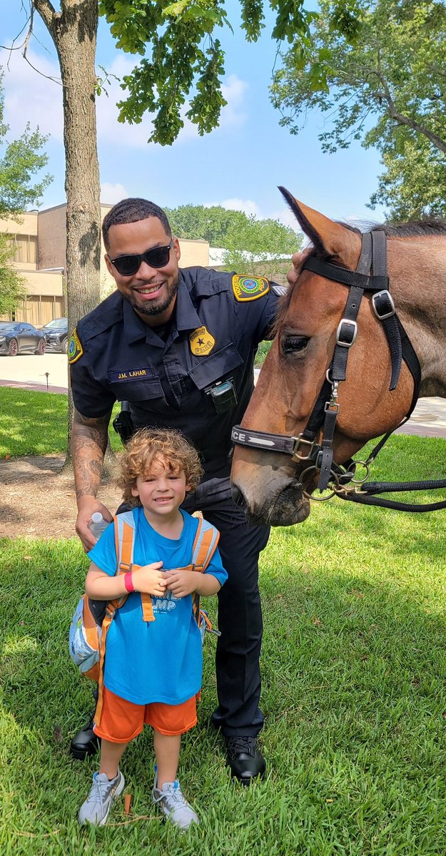 Excellent job by Midwest DRT putting on their #coffeewithacop event this morning! 

They had a great turnout at the @HoustonianHotel & #communityaffairs was excited to come out and show our support!

#horsies #mounted #mountedpolice #coffee #community #communitypolicing #hpd