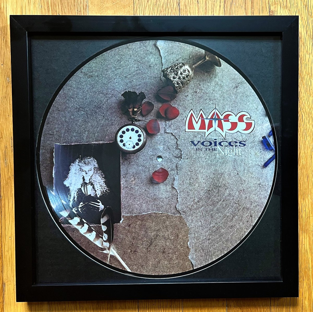 Must say this picture disc looks pretty "Sweet"  😜 all framed up! May your weekend Rock kids!  🤘🤘🤘🤘#Stryper