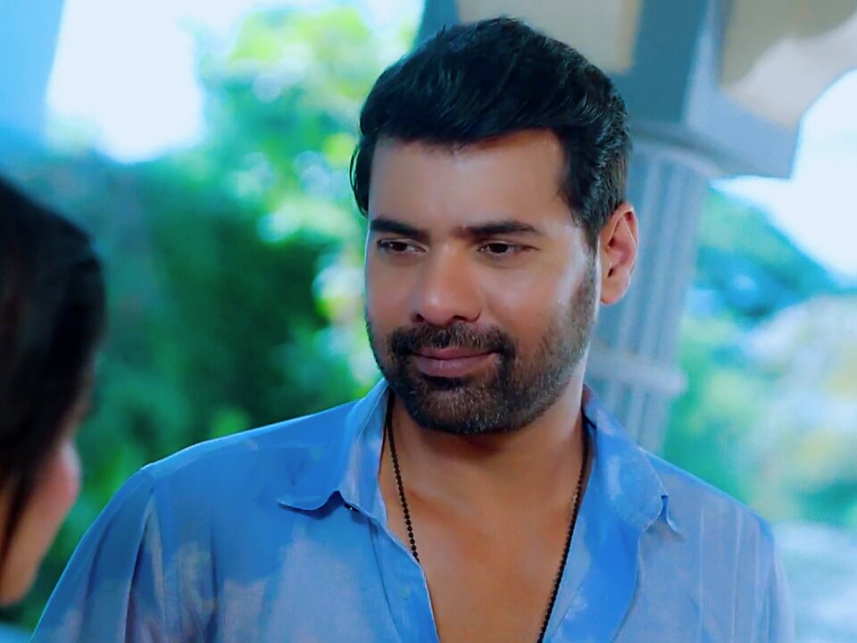 Andrasabe's tweet photo. Sweet hubby be like #MohanTrivedi #RadhaMohan #ShabirAhluwalia #ep388 https://t.co/f0uw8SkWon