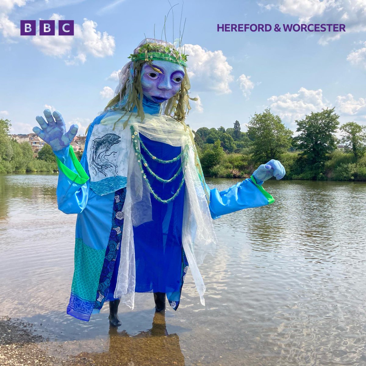 😠 'She's ten foot high and she's angry - angry about the state of the #RiverWye.' 😠

Meet the giant Goddess Of The Wye puppet, unveiled in #RossonWye today by local artist @LoSkAoS 🏞️ inspired by the campaign against #riverpollution. 💧