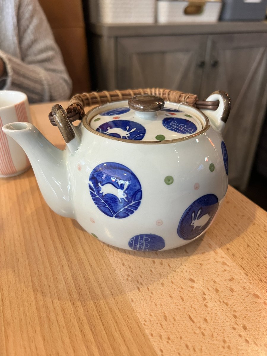 FlCTIONALSTATE's tweet image. bunny frolick inspired by this beautiful teapot 🫶