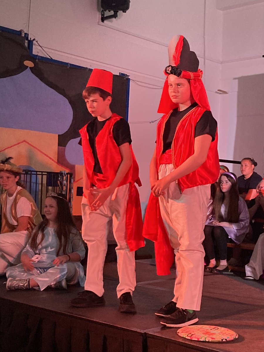 Brilliant week @Castleview_PS Senior show Aladdin was amazing. What started with an application and interview turned into confident talented children on stage, a fantastic set and props, great advertising and a feast from the catering team. Well done! Skills for life <a href="/DYWScot/">DYW Scotland</a>