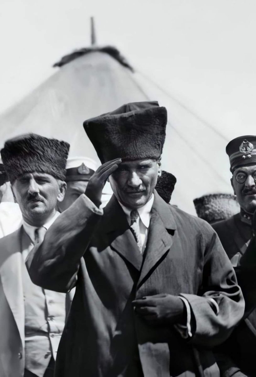 Atatürk'ün Türklüğe en büyük hizmeti, tarih ve dil alanında gerçekleştirdiği çalışmalarla ortaya çıkmıştır. 

Bu çalışmalar aracılığıyla, halkı araplaştırma ve tarihten silme çabalarına karşı, bir ulusun yeniden dirilişi gerçekleşmiştir. 

Bu sebeple, Türklüğün öz evlatları…