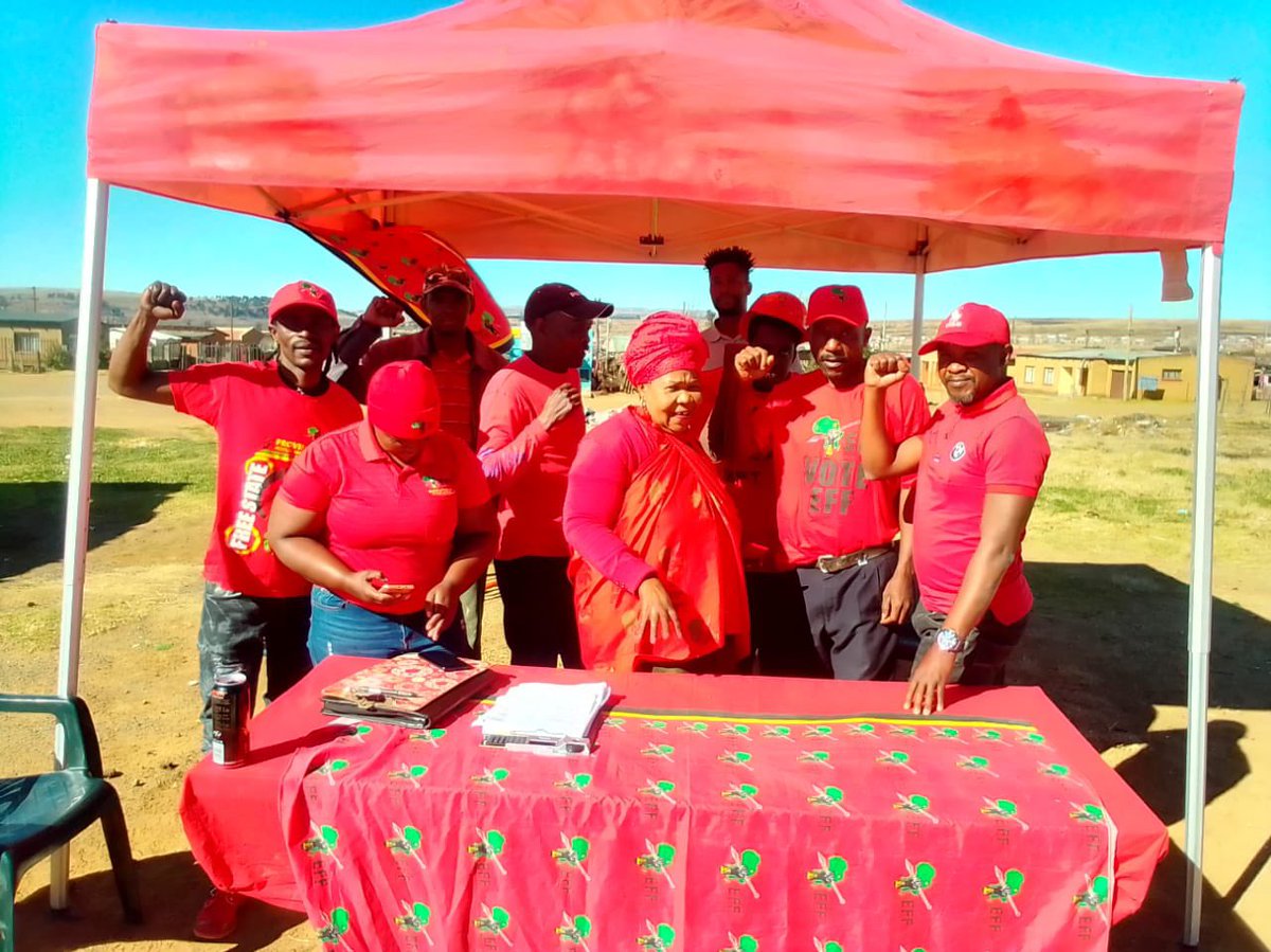 ♦️In Pictures♦️

#EFFRedFriday program in ward4, Dihlabeng led by PCT member, Fighter Tshepo Motloung.

#RegisterToVoteEFF, dial *134*20024# and follow the steps.