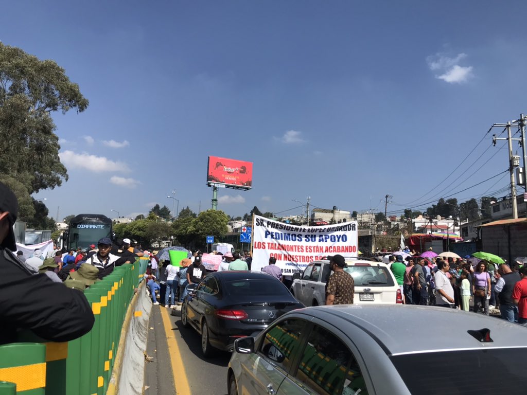 #LoÚltimo 🔴Habitantes de San Miguel Topilejo bloquean la Carretera Federal y la México-Cuernavaca pidiendo al gobierno de la #CDMX que tome acciones para evitar la tala clandestina de su bosque.
📷<a href="/BTopilejo/">Bienes Comunales San Miguel Topilejo</a>