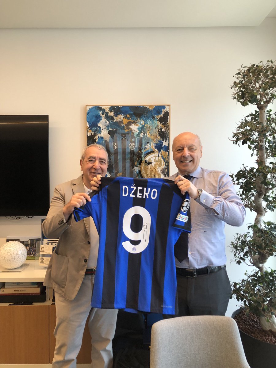 La maglia della finale Champions dì Istanbul di Dzeko consegnata dall’a.d. dell’Inter, Marotta, al direttore della Fondazione, Arturi. È all’asta su Memorabid. Il ricavato sosterrà i progetti della Fondazione stessa. Potete fare le vostre puntate al link memorabid.com/uclfinal