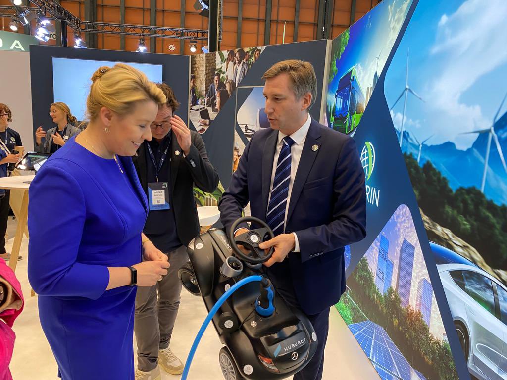 Senatsverwaltung für Wirtschaft, Energie, Betriebe (@senwienbe) on Twitter photo Gemeinsam mit Initiator Marco Voigt und BerlinPartner-Chef <a href="/docfranzke/">Dr. Stefan Franzke</a> besuchte Senatorin <a href="/FranziskaGiffey/">Franziska Giffey</a> Unternehmen, die mit innovativen Technologien, Produkten und Dienstleistungen für Nachhaltigkeit, Klimaschutz und Energiewende arbeiten. Davon wieder viele #MadeInBerlin. Gemeinsam mit Initiator Marco Voigt und BerlinPartner-Chef <a href="/docfranzke/">Dr. Stefan Franzke</a> besuchte Senatorin <a href="/FranziskaGiffey/">Franziska Giffey</a> Unternehmen, die mit innovativen Technologien, Produkten und Dienstleistungen für Nachhaltigkeit, Klimaschutz und Energiewende arbeiten. Davon wieder viele #MadeInBerlin.