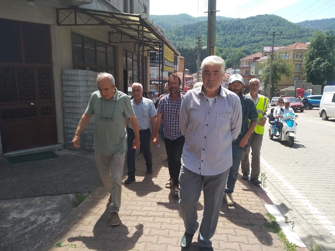 Kurucaşile Kapisuyu Kumsalınin satılmasına karşı ,
Köylü halkı ve duyarlı kişilerin mücadelesi sürüyor
Bugün Kaymakamliğa 500 itiraz dilekçesi teslim edildi.
Basın açıklaması yapıldı.
Kapisuyu kumsalı halkındir.Satilamaz.
#kapısuyu #kurucaşile #bartın