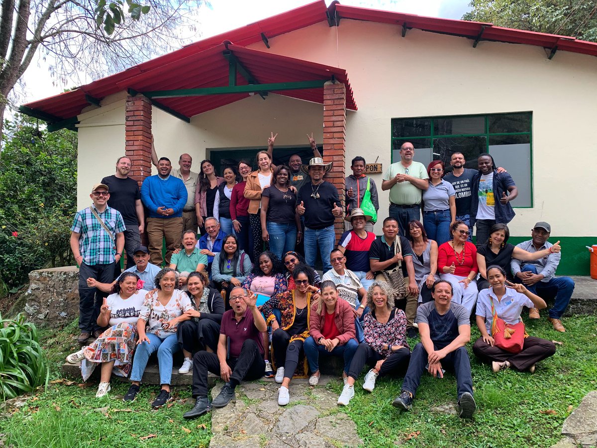 AnitaArangoM's tweet photo. En nuestro encuentro del @SistemaPaz constatamos que la defensa y la celebración de la diversidad es el lugar desde donde construimos paz. Modelos hegemónicos y aplanadoras que homogeneizan son motores de la guerra #LaCulturaTieneLaLlave https://t.co/HPDzlNR9MJ
