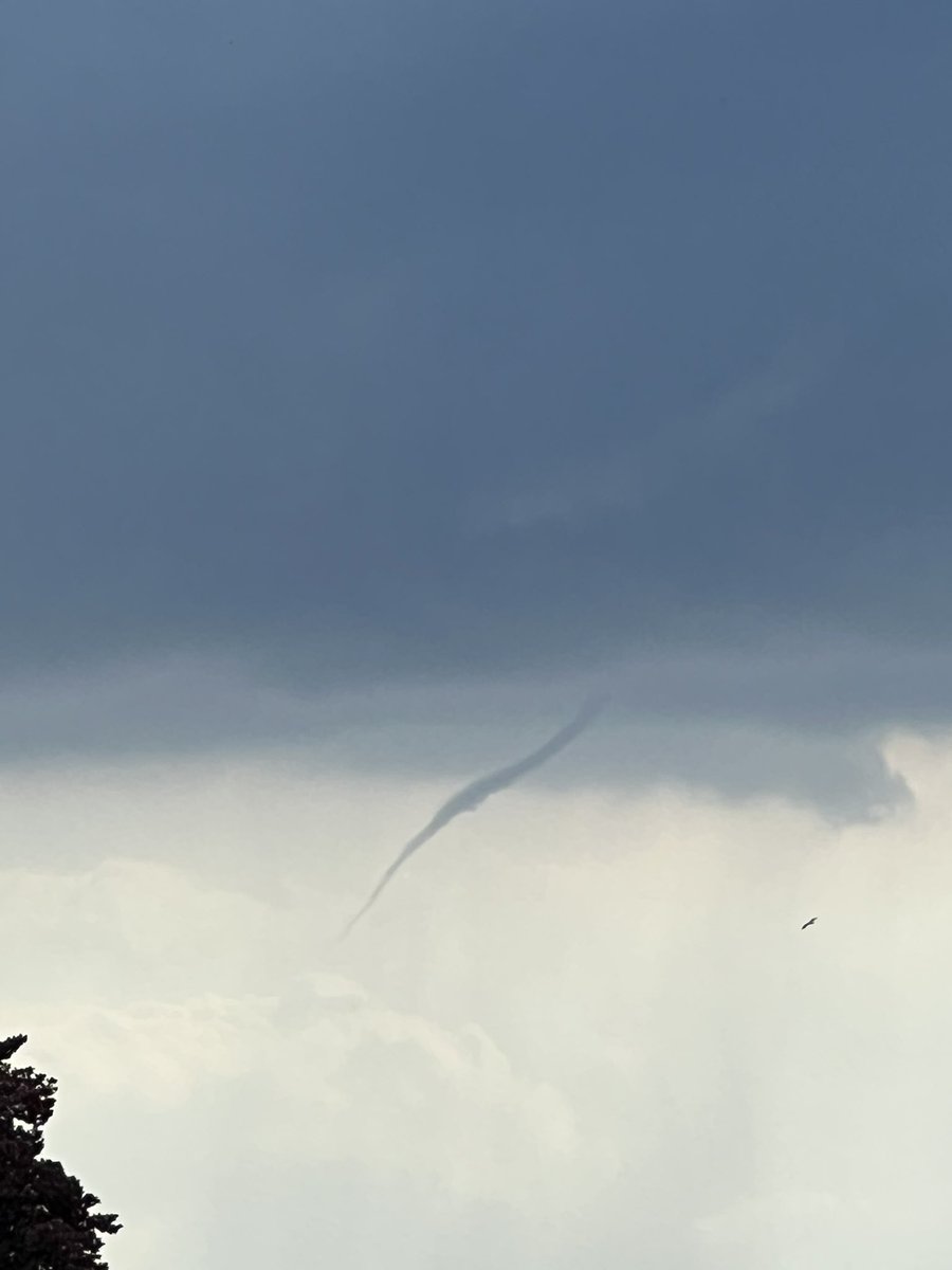 TheBigScotYin's tweet photo. Wee funnel cloud over Hamilton? @SeanBattyTV @STVNews https://t.co/3VgjCNJo4k