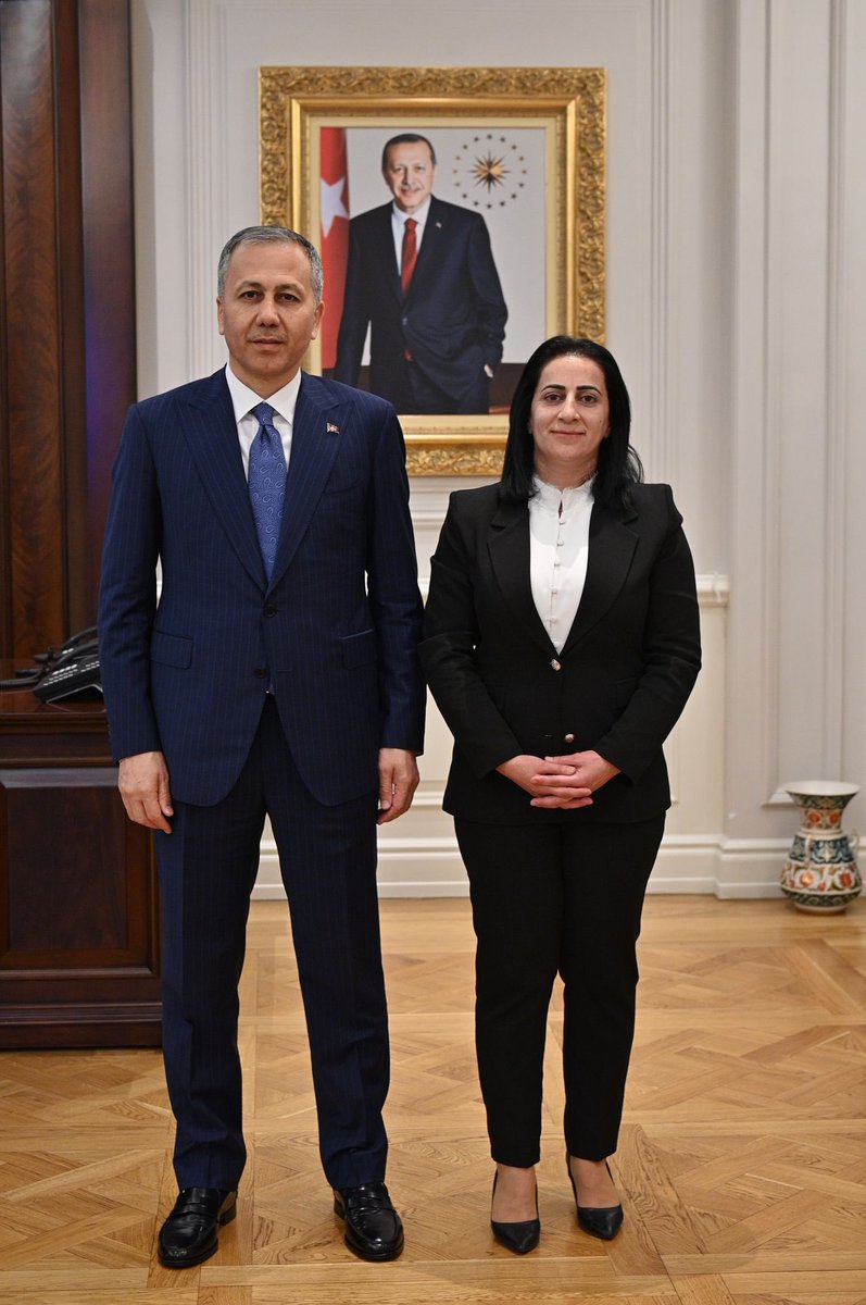 AliYerlikaya's tweet photo. AK Parti Hakkâri İl Kadın Kolları Başkanı Sayın Münevver Ertuş'a ziyaretleri için teşekkür ederim. https://t.co/iR3UFgr7pM