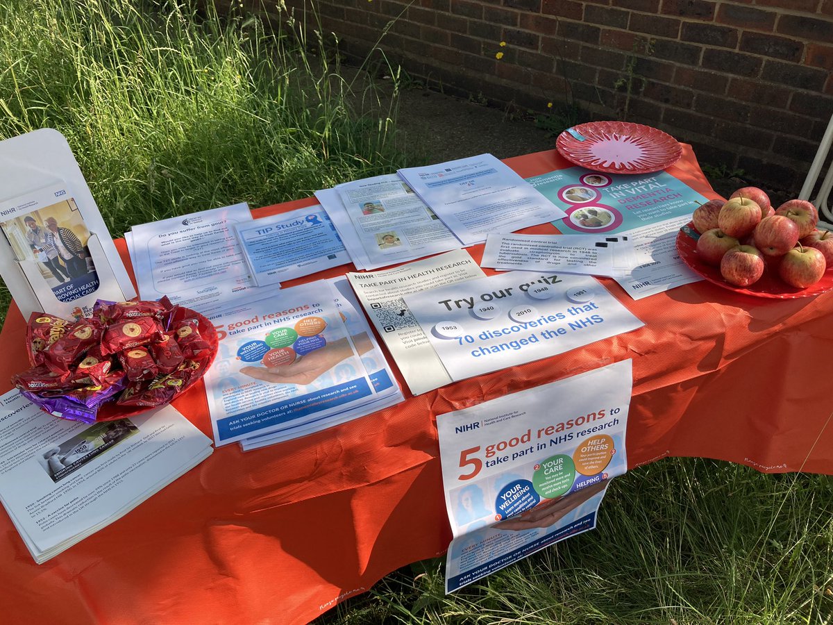 MummifiedMummy's tweet photo. A great day celebrating #Red4Research with @NIHRCRN_TVSM research nurse team learning a lot from our patients, sharing what we do and a bit of impromptu networking with fellow research teams @RBNHSFT #BePartOfResearch #NewReadingPCN https://t.co/QIbjRRcVvl