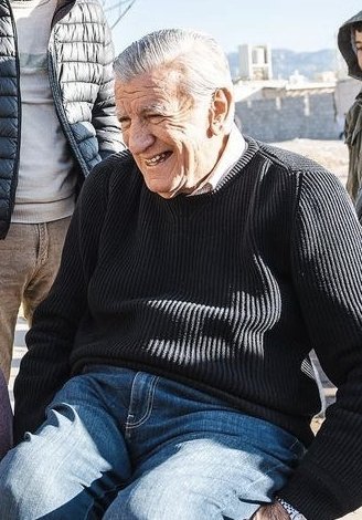 SantiagoStaiger's tweet photo. Le pegarías una patada con todas tus fuerzas a este abuelito con tal de que vuelva el calor? https://t.co/Qw7VFrRWVu