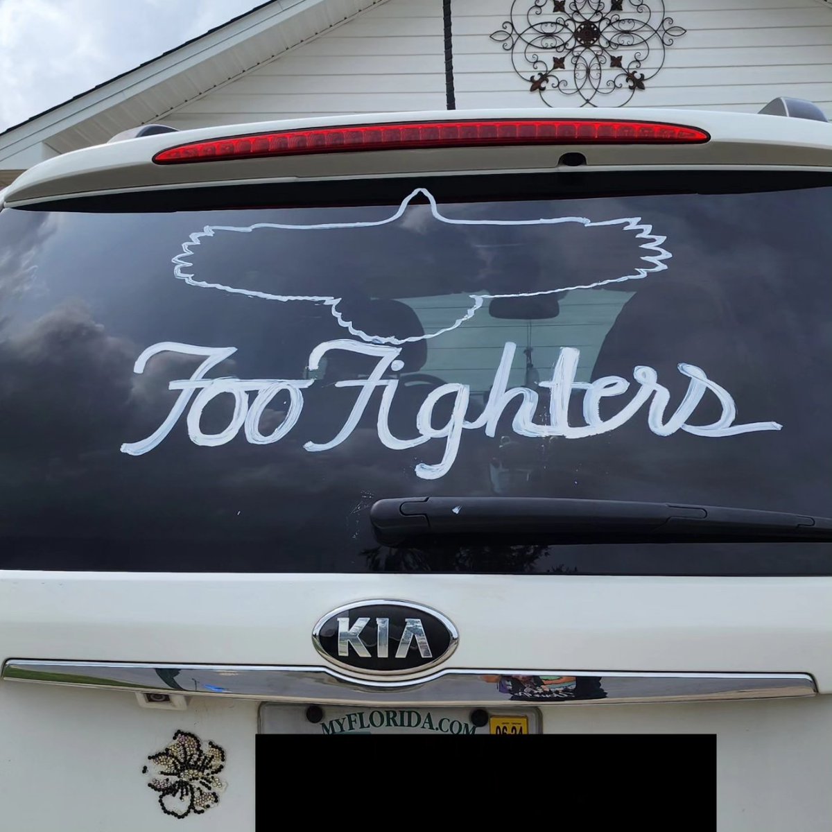 SylvanaWest's tweet photo. We are ready to see the @foofighters!! If you see this obnoxious white mini van driving in Pelham, Alabama ... it's us, The Krewe of Foo's! #wahoo Thank you Kayla for your wonderful artwork! 😍 https://t.co/4ztJAgre3U