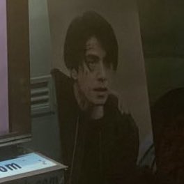 ryusooyeoI's tweet photo. literal pixels but he’s gots a 🔫 in his hand again !!!! this drama better see the light of day https://t.co/sTQz1W6h0A