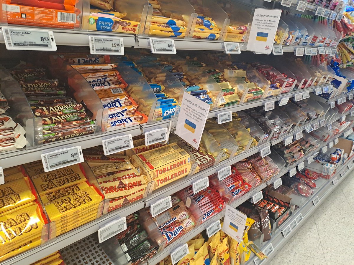 I supermercati svedesi hanno iniziato a esporre targhette in prossimità dei prodotti di aziende che continuano a fare affari con la Russia, nel caso a sinistra la Mendelez, produttrice del popolare marchio Marabou.