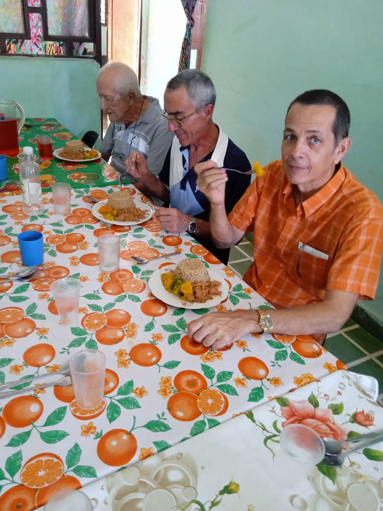 ♥PAPÁ: El primer héroe de un hijo, el primer amor de una hija

Se acerca un día especial🎊 al celebrar este domingo el #DíaDeLosPadres y hoy en el #CDO homenajeamos a los padres de nuestro colectivo. 

Desde ya llegue a todos los padres nuestra felicitación🎁🎆🎇✨🎉 #CubaMined