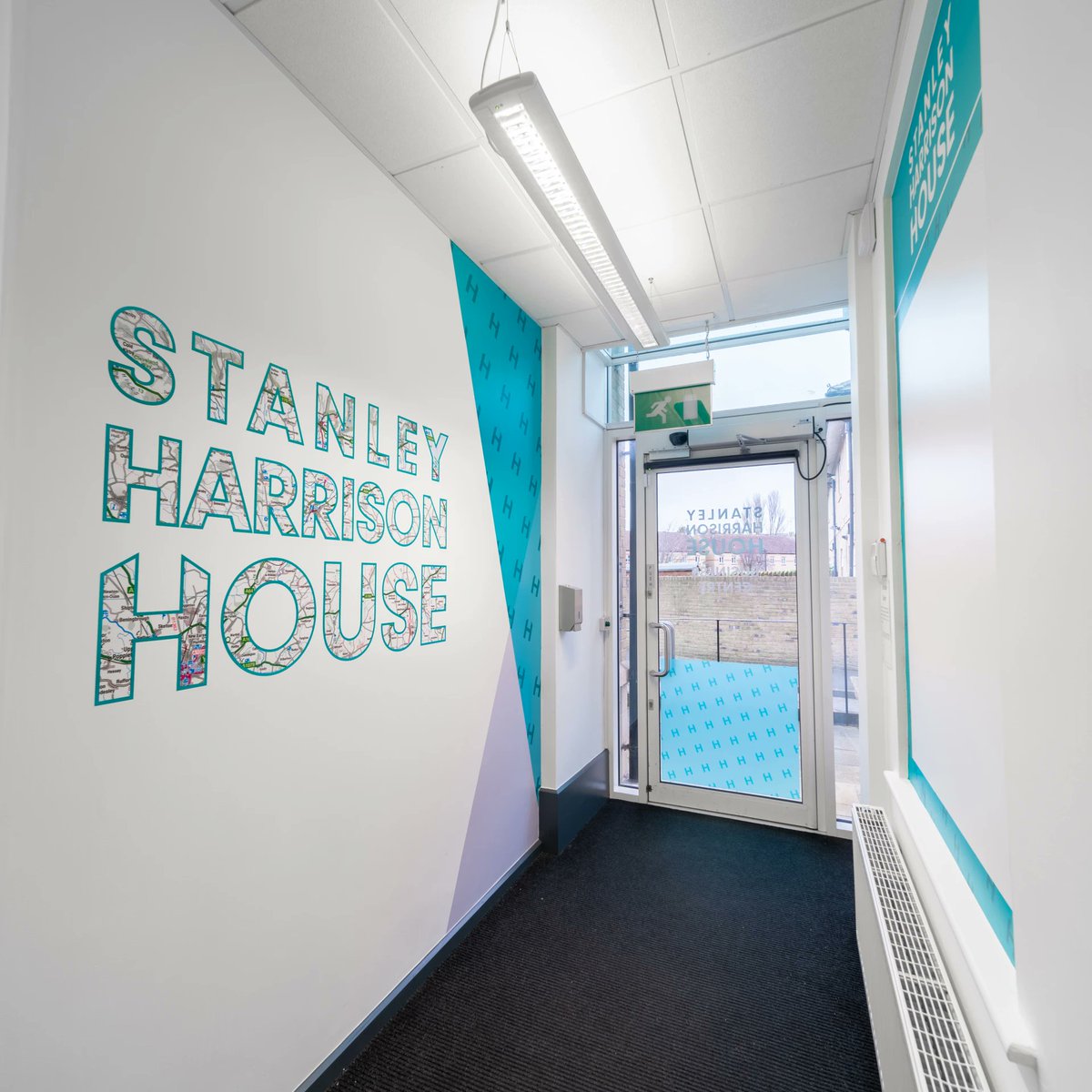 Wall Glamour® tweet media