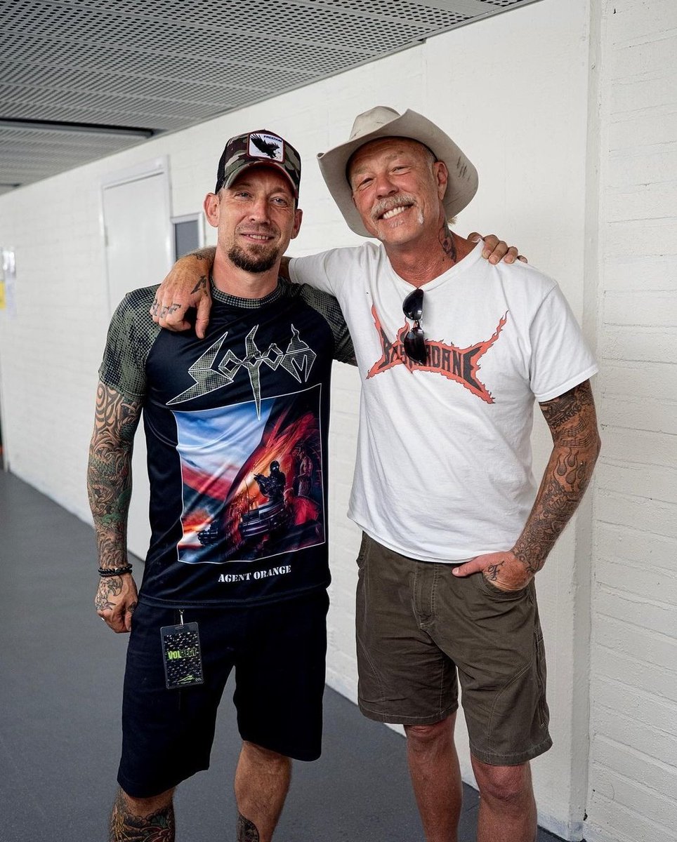 James repping Bastardane in shorts and with Michael Poulsen from Volbeat. Tonight's Metallica gig is gonna be awesome!