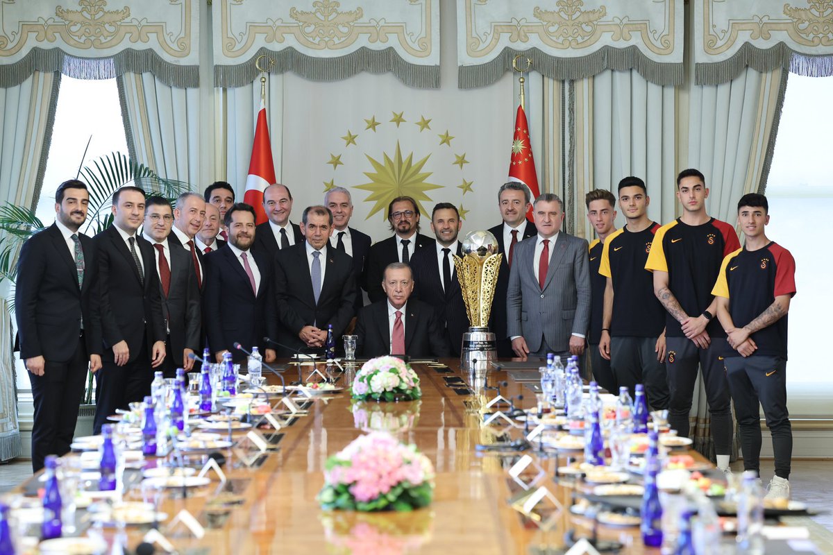 Şampiyon takımımızdan Cumhurbaşkanımız Sayın Recep Tayyip Erdoğan’a ziyaret

🔗 galatasaray.org/haber/kulup/sa…