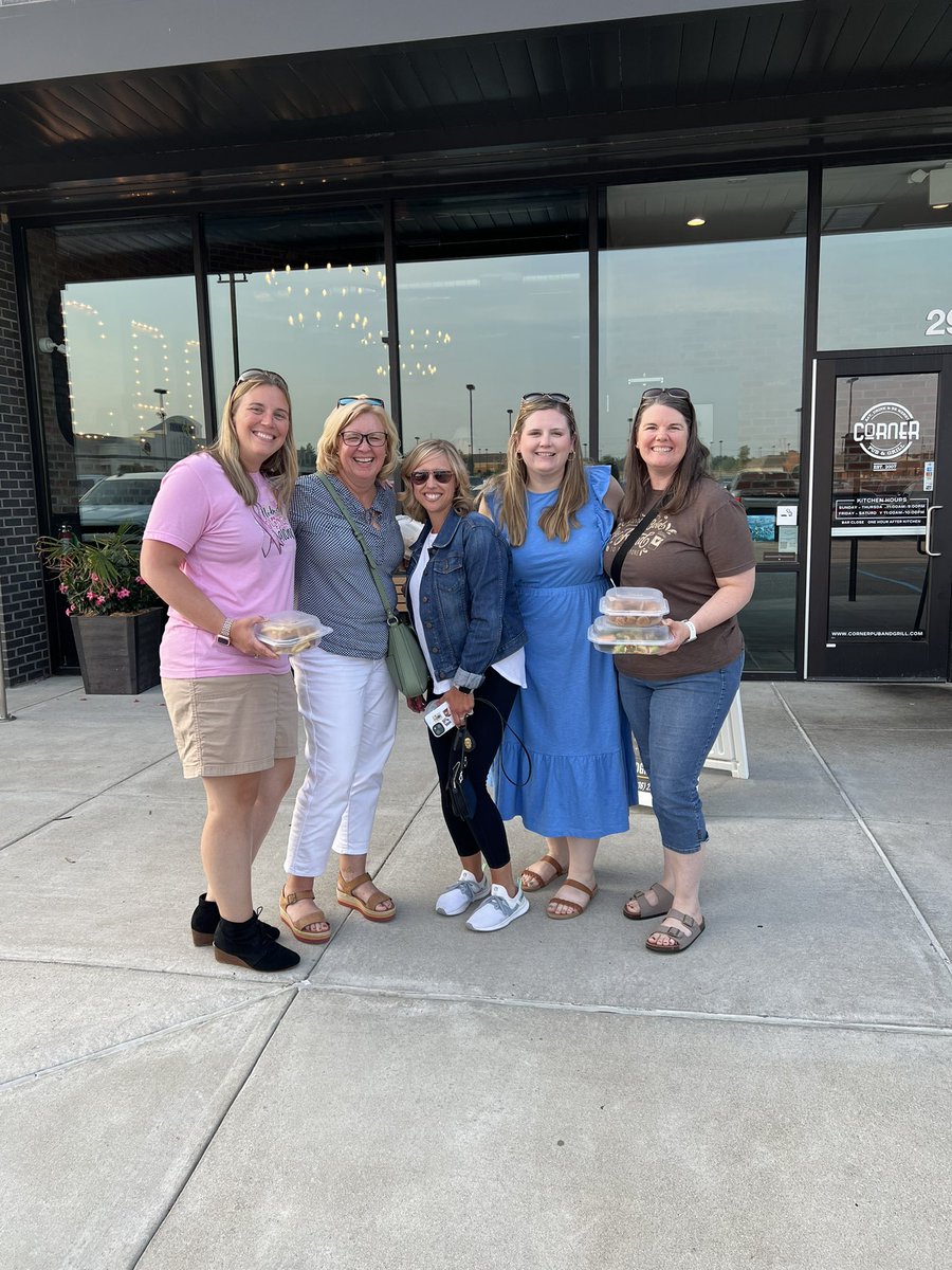 2nd Grade Check-In at The Corner Pub &amp; Grill last week ❤️❤️ SO fun &amp; such a beautiful evening!! Thanks ladies for inviting me out!!