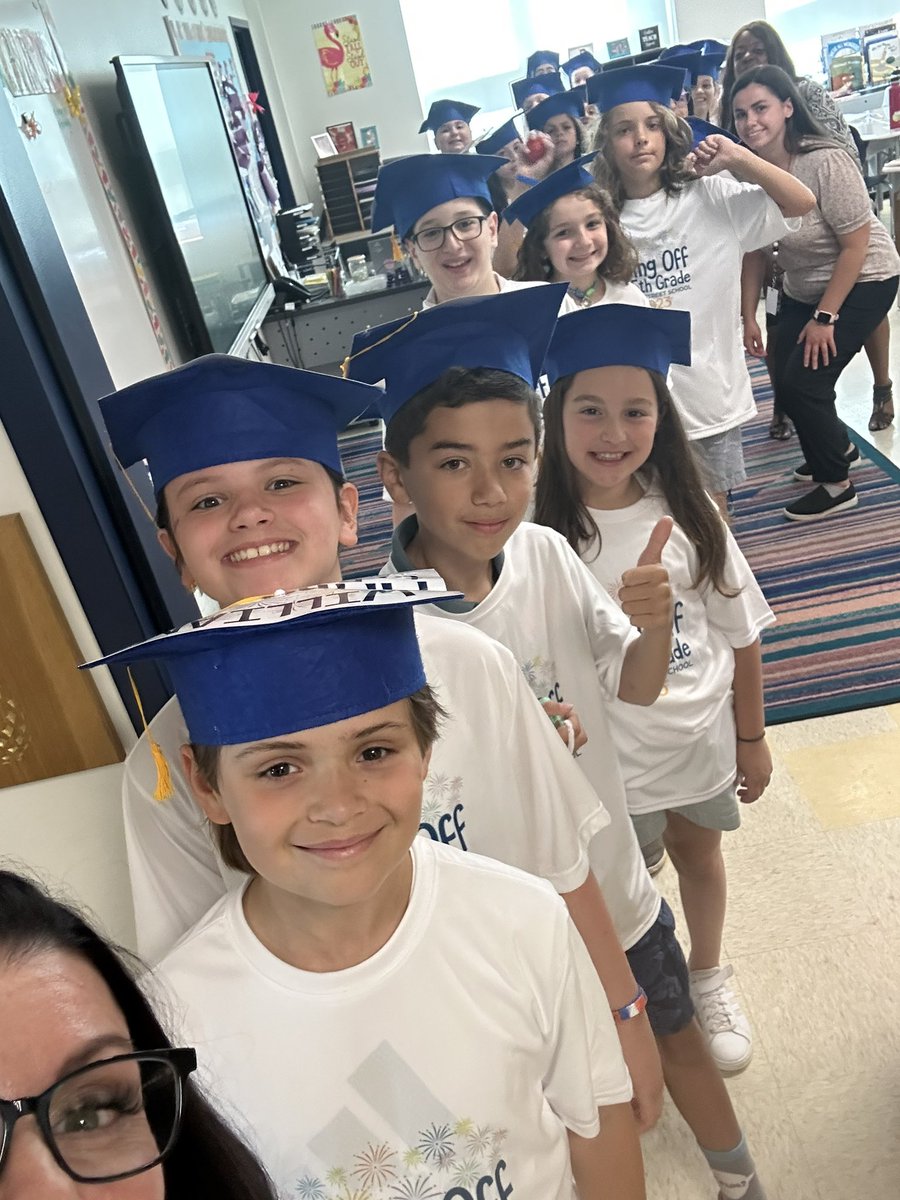 4KinneySSS's tweet photo. That’s a wrap for the year! Lucky to have had such special group of students for my first year in 4th grade! These SSS Stars are ready to shine at the middle school! Good luck my friends! @CroninSummerSt @superkvogel https://t.co/5i3GdW58bi