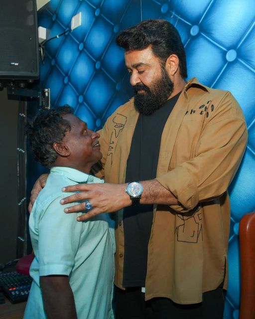 MohanlalMFC's tweet photo. ഇതാണ് ലാലേട്ടൻ ❤

മലയ്ക്കോട്ടെ വലിബൻ ചിത്രത്തിന്റെ ആർട്ട്‌ വർക്കിന്‌ പിന്നിൽ ഒരു നിമിഷം പോലും വിശ്രമമില്ലാതെ ഓടി നടക്കുന്നവരിൽ ഒരാളാണ് കൃഷ്ണ്ണേട്ടാൻ മലയാള സിനിമയിൽ അദ്ദേഹത്തെ അറിയാത്ത ആളുകൾ തന്നെ വളരെ കുറവാണ്. തന്റെ ഉയര കുറവ് ഒരു കഴിവ് ആയി കണ്ട് കൊണ്ട് ഓടി നടക്കുന്ന ഈ മനുഷ്യനെ ചേർത്ത് പിടിച്ചില്ലെങ്കിൽ പിന്നെ ആരെയാണ്.

❤❤❤

#mohanlal  #MalaikottaiVaaliban