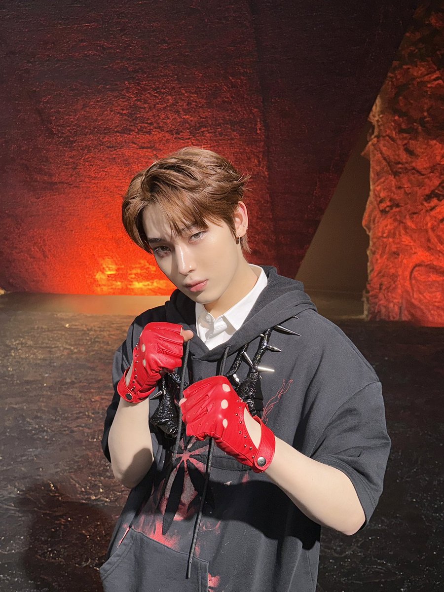 zddeonu's tweet photo. berpose sambil mengepalkan kedua tangan dan menatap serius ke arah kamera yang menghadap 📸 seolah memberi sinyal kalau aku sudah siap memberi 10 jariku yang sudah mengepal ini ૮ ˙Ⱉ˙ ა rawr! https://t.co/XZJT10NqXL