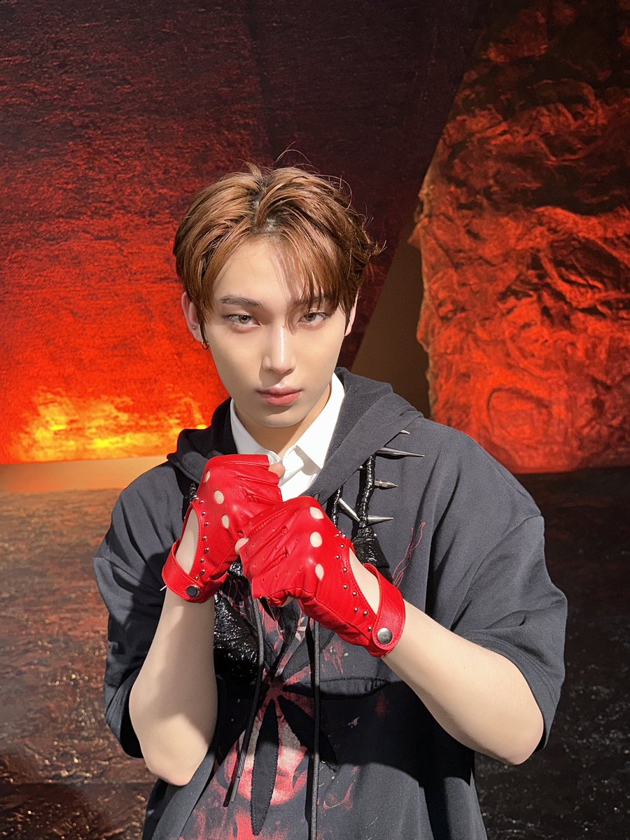 berpose sambil mengepalkan kedua tangan dan menatap serius ke arah kamera yang menghadap 📸 seolah memberi sinyal kalau aku sudah siap memberi 10 jariku yang sudah mengepal ini ૮ ˙Ⱉ˙ ა rawr!