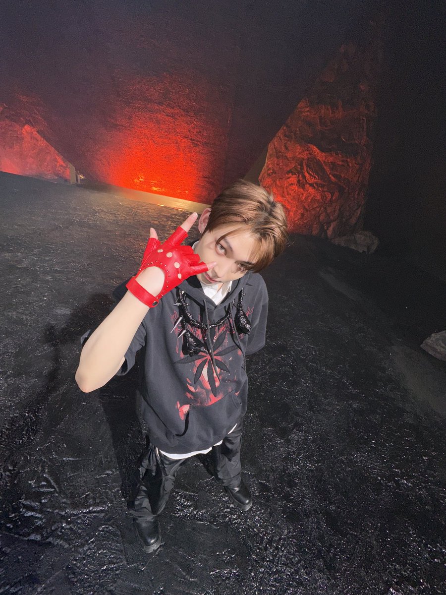 zddeonu's tweet photo. agaknya foto dariku hari ini sangat mengutamakan berpose dengan jari ꒰⊃៸៸៸៸⊂꒱ disini aku berpose bak seorang rocker dengan jari yang mengenakan sarung tangan berwarna merah membuatku merasa begitu keren dan bebas ❤️‍🔥 oh! lokasinya juga sangat mendukung penampilanku! 🤟🏻 https://t.co/JNgNZ6wblo