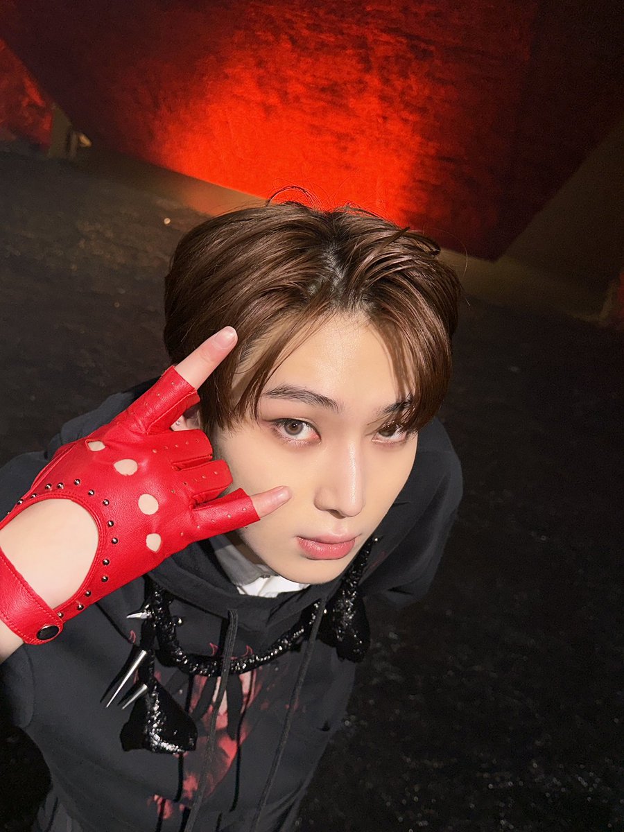 agaknya foto dariku hari ini sangat mengutamakan berpose dengan jari ꒰⊃៸៸៸៸⊂꒱ disini aku berpose bak seorang rocker dengan jari yang mengenakan sarung tangan berwarna merah membuatku merasa begitu keren dan bebas ❤️‍🔥 oh! lokasinya juga sangat mendukung penampilanku! 🤟🏻