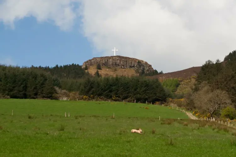 Stairnahireann's tweet image. Devil&apos;s Bit, Co Tipperary

According to local legend, the mountain got its name because the devil took a bite out of it. There is a small gap in the mountain between one outcrop of rock (known as the Rock) and another small plateau. 

Read more 🔗 wp.me/p3XCMr-GmN