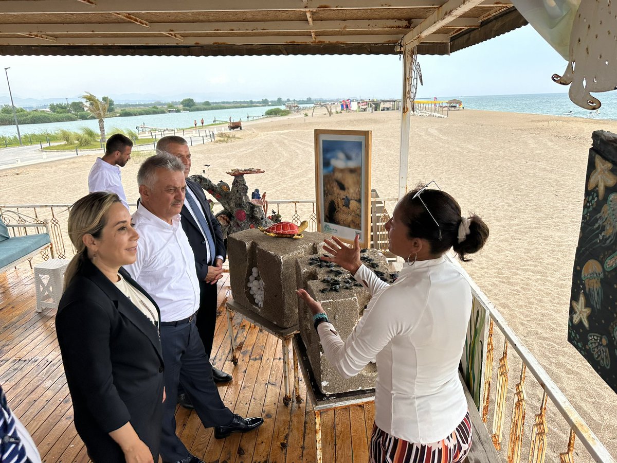 Bir Deniz Kaplumbağası cenneti olan Antalya'mız için önemli hizmetleri bulunan DEKOFAK Bilgi-Gözlem merkezini ziyaret ederek, Deniz Kaplumbağaları, Akdeniz Fokları ve Kum Zambakları Derneği (DEKAFOK) Başkanı Seher Akyol’dan çalışmaları hakkında bilgi aldık.

Dernek Başkanımız…