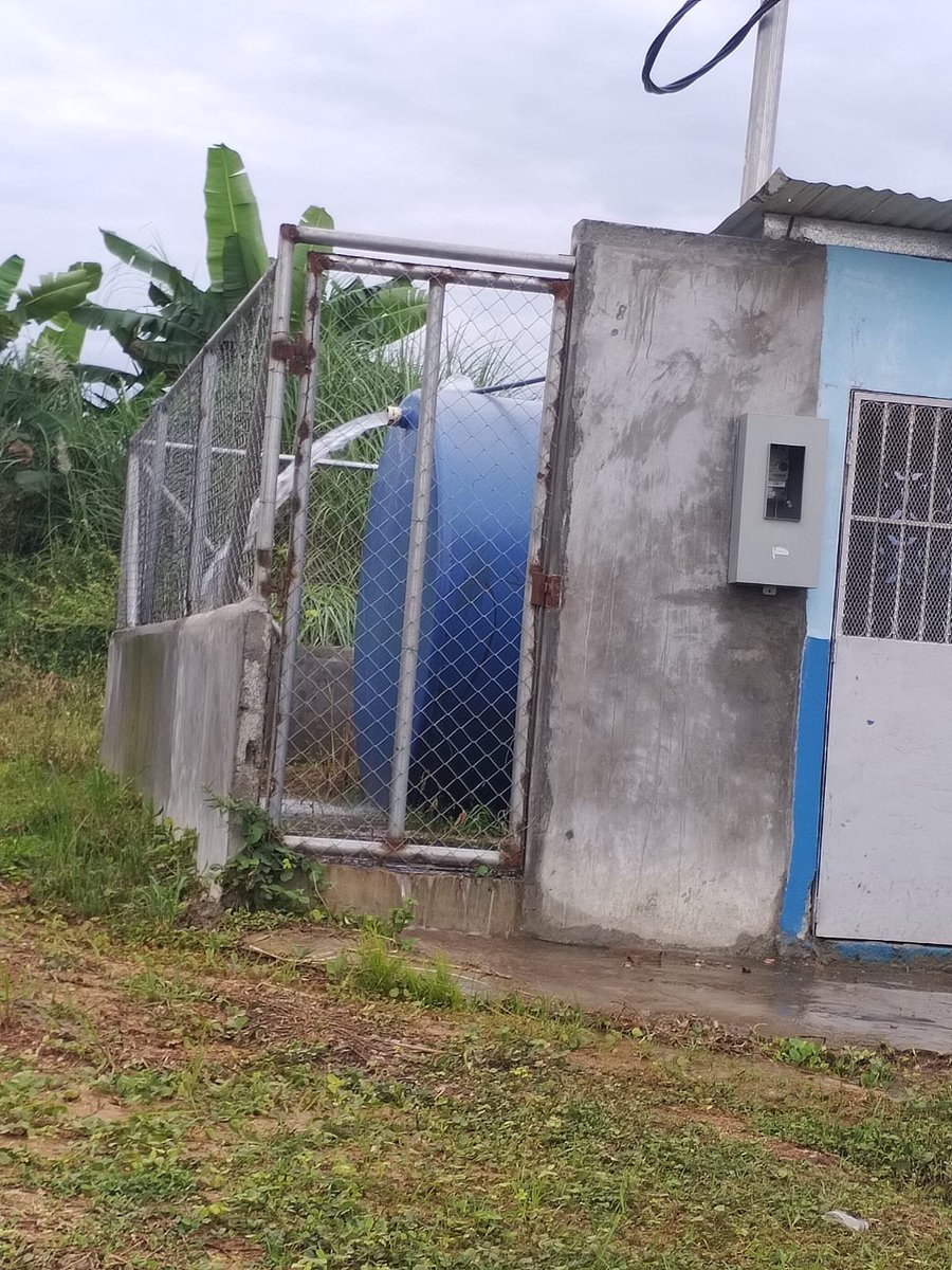 VistaAlegre_'s tweet photo. Tanque de agua de Urbanización La Reina en Vista Alegre  sigue botando agua, ayer fue el @IDAANinforma  pero hoy sigue botando agua..  @311Panama @raulvega12 https://t.co/OwAIywG6HN