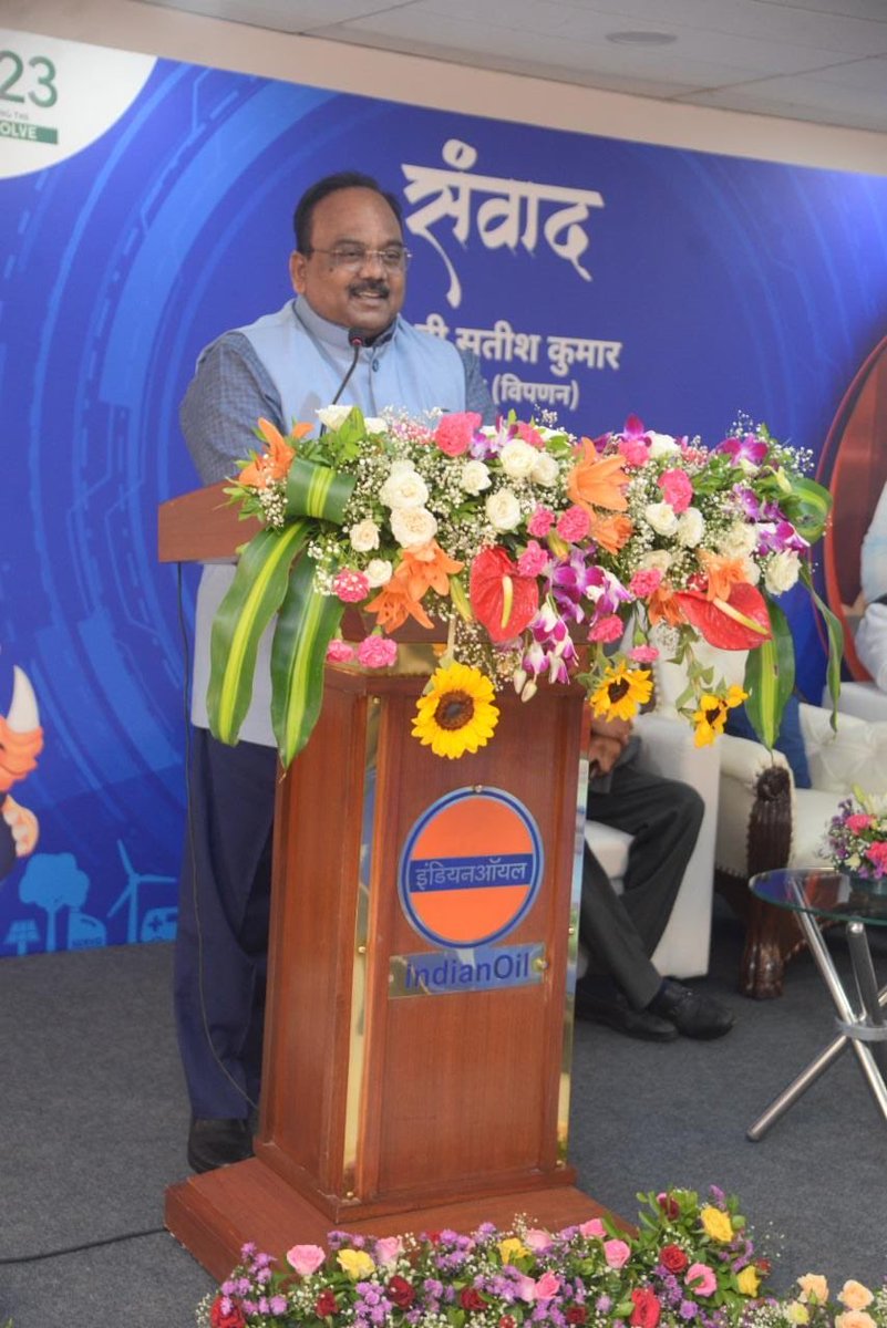 DirMktg_iocl's tweet photo. Had the pleasure of interacting with my fellow IOCians at Western Region and Maharashtra State office today. Encouraged them to upgrade their skill sets and leverage new technologies to gain competitive advantage in the market.
#skillupgradation
#cuttingedge
#IndianOil https://t.co/ZT6dmcEBN9