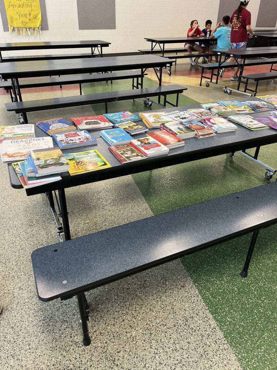pmull07's tweet photo. @olatheschools @NorthviewK5 @RV_Panthers 
So fun reading to kids passing out books!  #FLIPpopups #headedyourwaySantefetrail June20 11-12:30 free lunch for kids Flip teachers will be there passing out books https://t.co/oSQX5Pou87