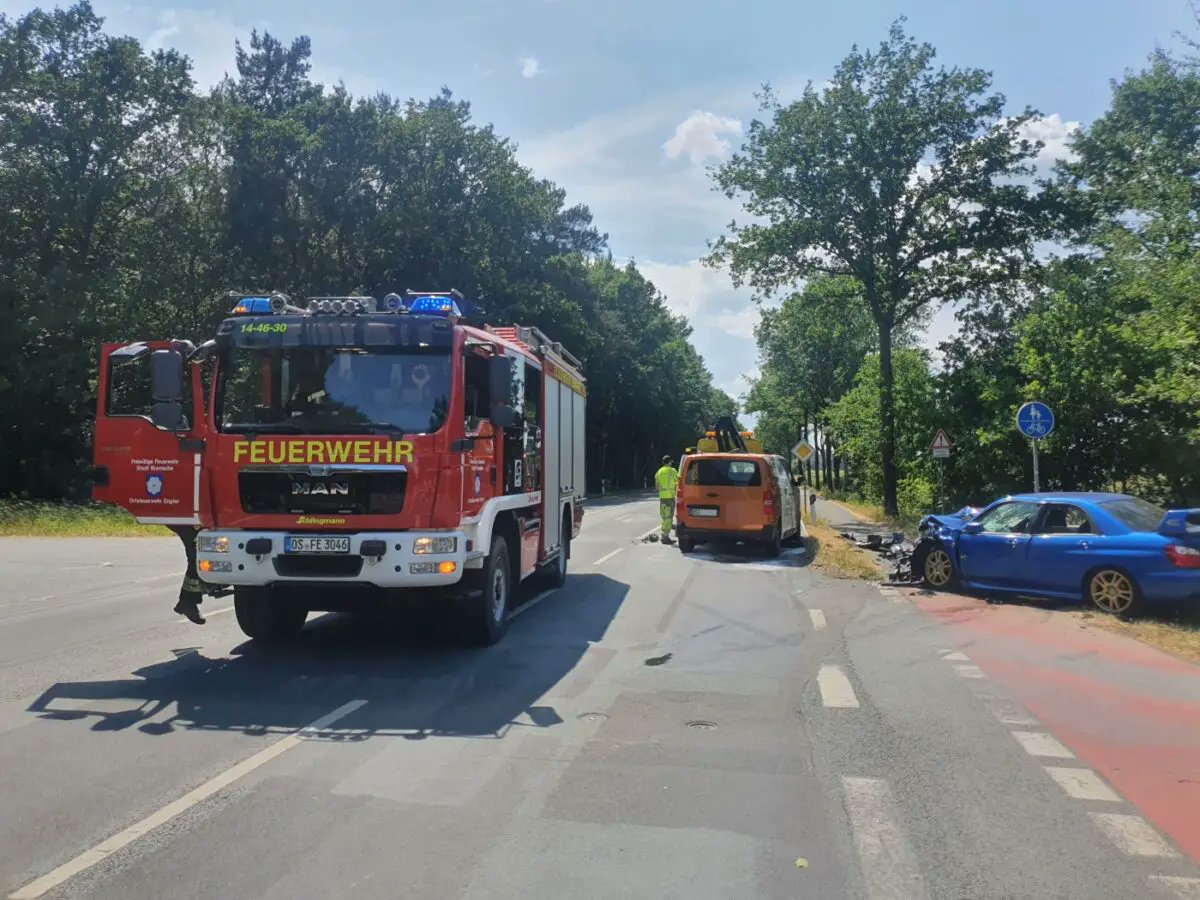 hasepost's tweet image. HASEPOST Osnabrück: Schwer Verletzte nach Zusammenstoß zweier Autos in Bramsche Ein Handwerkerauto und ein Sportwagen stießen am Freitagnachmittag (16. Juni 2023) in Bramsche zusammen. Drei Menschen  #bramsche #feuerwehr #kollision #notarzt #pkw #polizei hasepost.de/schwer-verletz…
