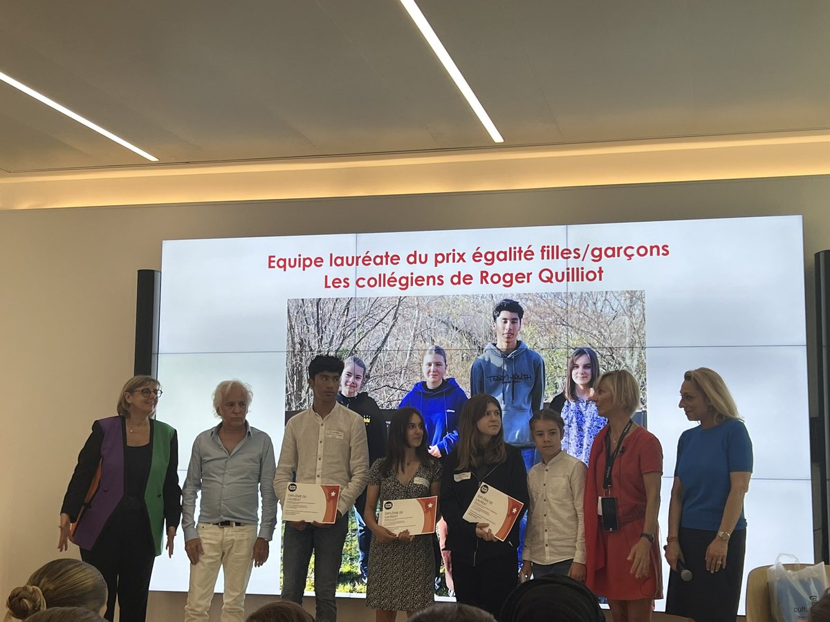 Quand le projet devient réalité…
Remise des prix du concours @ScienceFactor !Les Lolizo ont inspiré les collégiens de R.Quillot (63) lauréat du prix #egalitefillesgarcons 
@DSDEN_03 
@acclermont 
@BenmiloudKarim 
@sretailleau 
@EdouardGeffray 
@College_Peguy03 
@claudineschmuck