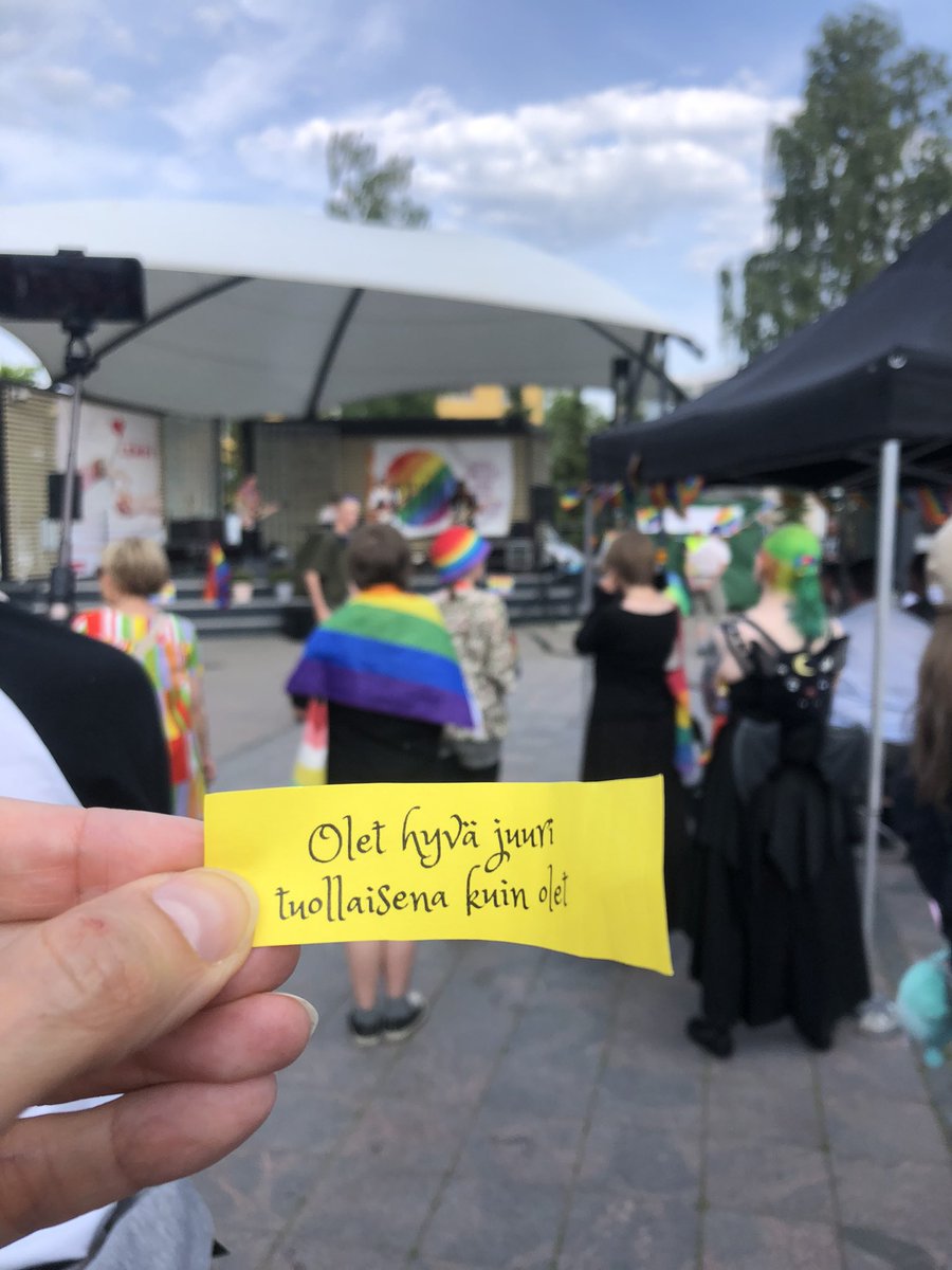 Kyllä näitä tapahtumia tarvitaan. Riihimäki Pridessa joku kävi heittelemässä kananmunia tapahtumapaikalle. Kiitos kotikaupungille, että järjestätte. 
#riihimäki #Pride2023