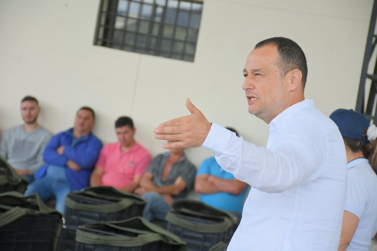 Nolber Bedoya (@nolberbedoya) on Twitter photo Gracias al Convenio con la <a href="/adr_colombia/">Agencia de Desarrollo Rural 🇨🇴</a> y la <a href="/ue_aos/">Alianza Oriente Sostenible (AOS)</a>, hoy estamos haciendo entrega de activos productivos a 136 campesinos de nuestro Municipio. #ElRetiroEnSuMejorMomento✋🏼 Gracias al Convenio con la <a href="/adr_colombia/">Agencia de Desarrollo Rural 🇨🇴</a> y la <a href="/ue_aos/">Alianza Oriente Sostenible (AOS)</a>, hoy estamos haciendo entrega de activos productivos a 136 campesinos de nuestro Municipio. #ElRetiroEnSuMejorMomento✋🏼