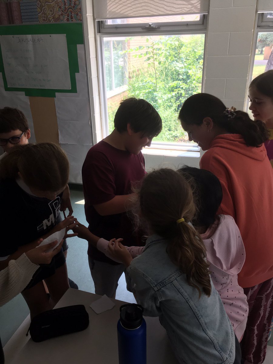 MrPoutineMPB's tweet image. Nous avons une vedette YouTube dans notre classe. Le Canada par millions (vidéo) est disponible à visionner aujourd’hui. J’ai eu son autographe aussi! @MPaulBaxterOCSB